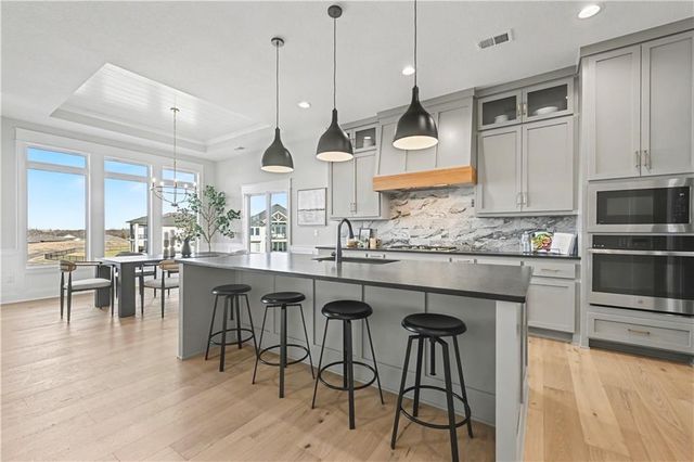 22152 W 94th Terrace, Lenexa, KS 66220