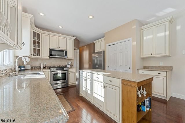 1 Yard Ct, Raritan Twp., NJ 08822