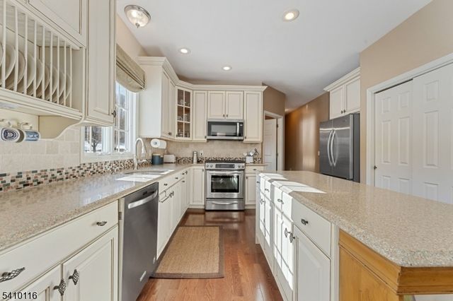 1 Yard Ct, Raritan Twp., NJ 08822