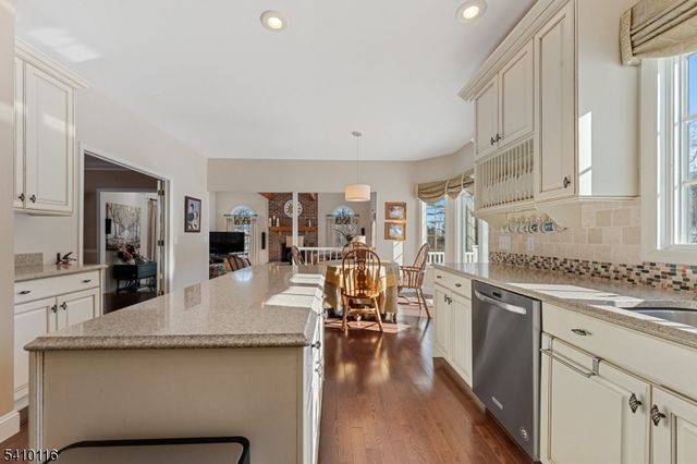 1 Yard Ct, Raritan Twp., NJ 08822