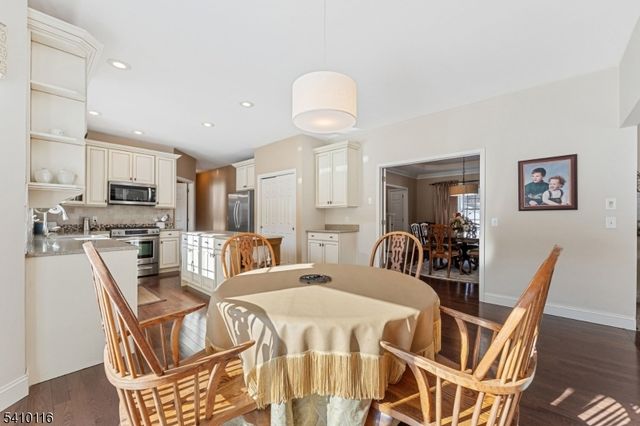 1 Yard Ct, Raritan Twp., NJ 08822