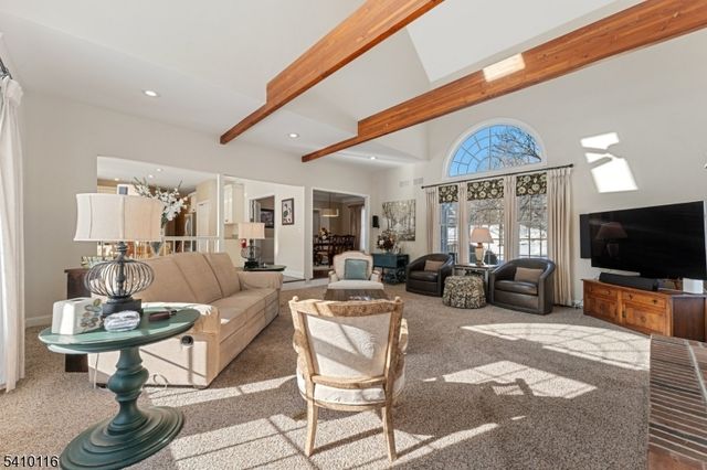 1 Yard Ct, Raritan Twp., NJ 08822