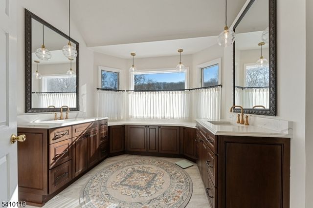 1 Yard Ct, Raritan Twp., NJ 08822