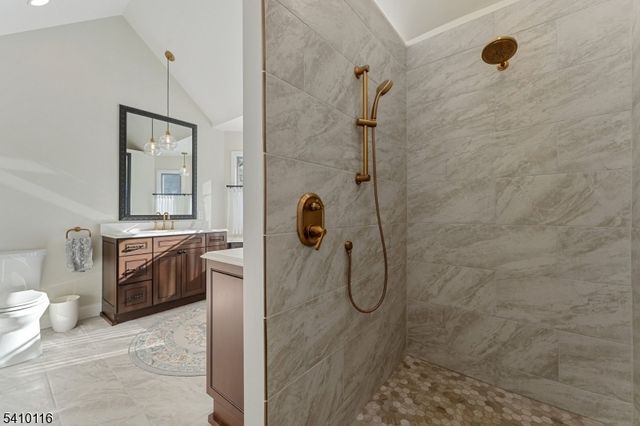 1 Yard Ct, Raritan Twp., NJ 08822