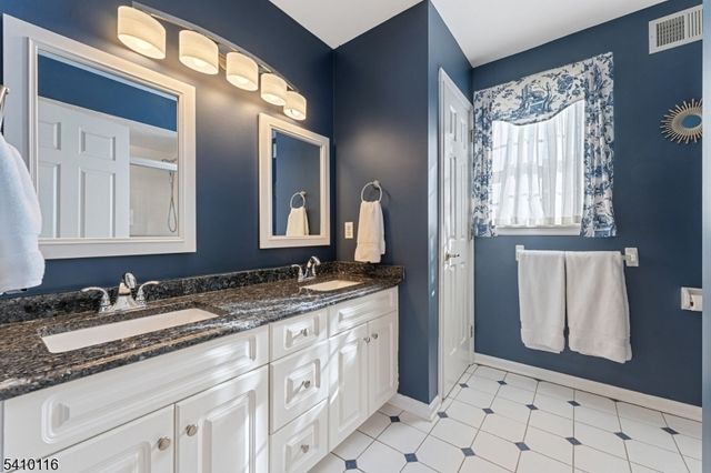 1 Yard Ct, Raritan Twp., NJ 08822