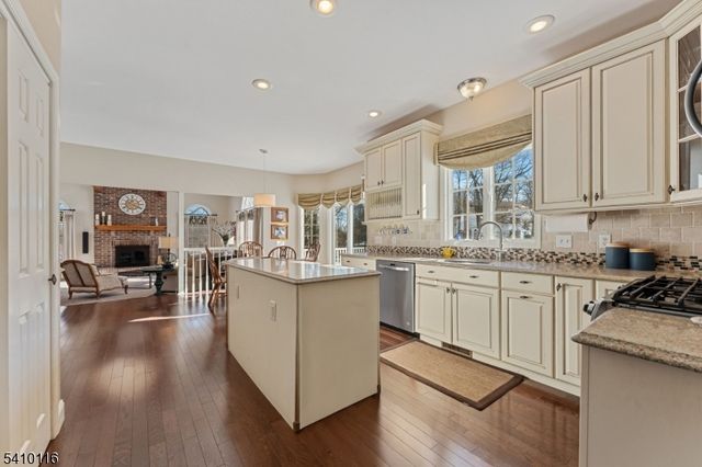 1 Yard Ct, Raritan Twp., NJ 08822