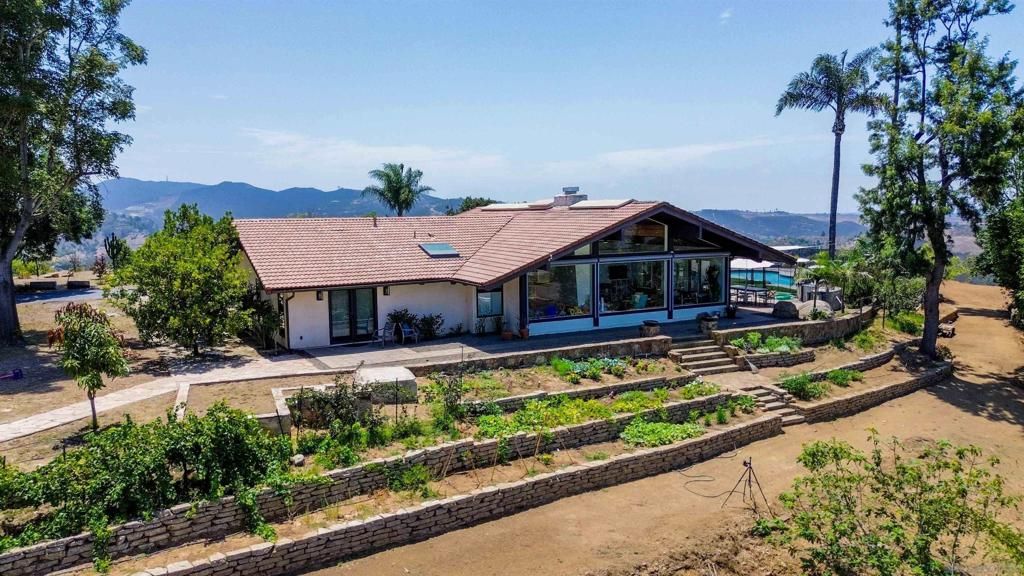 Image 1 of property listing at 30410 Calle La Reina, Bonsall, CA 92003