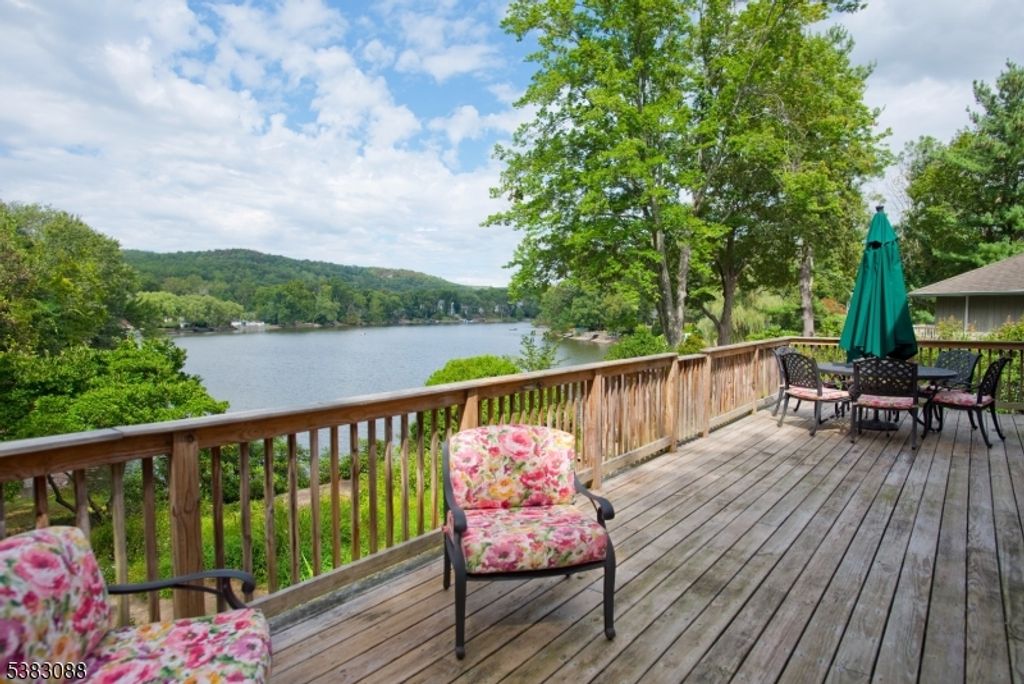 31 Lakeshore Dr, Oakland Boro, NJ 07436