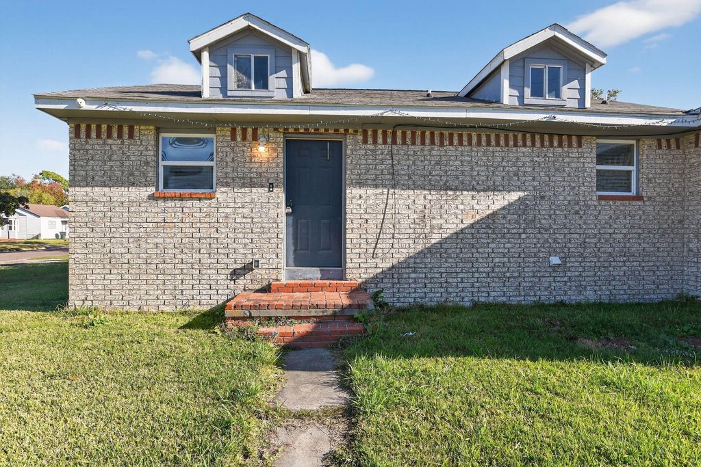 1548 W 5th Street, Port Arthur, TX 77640