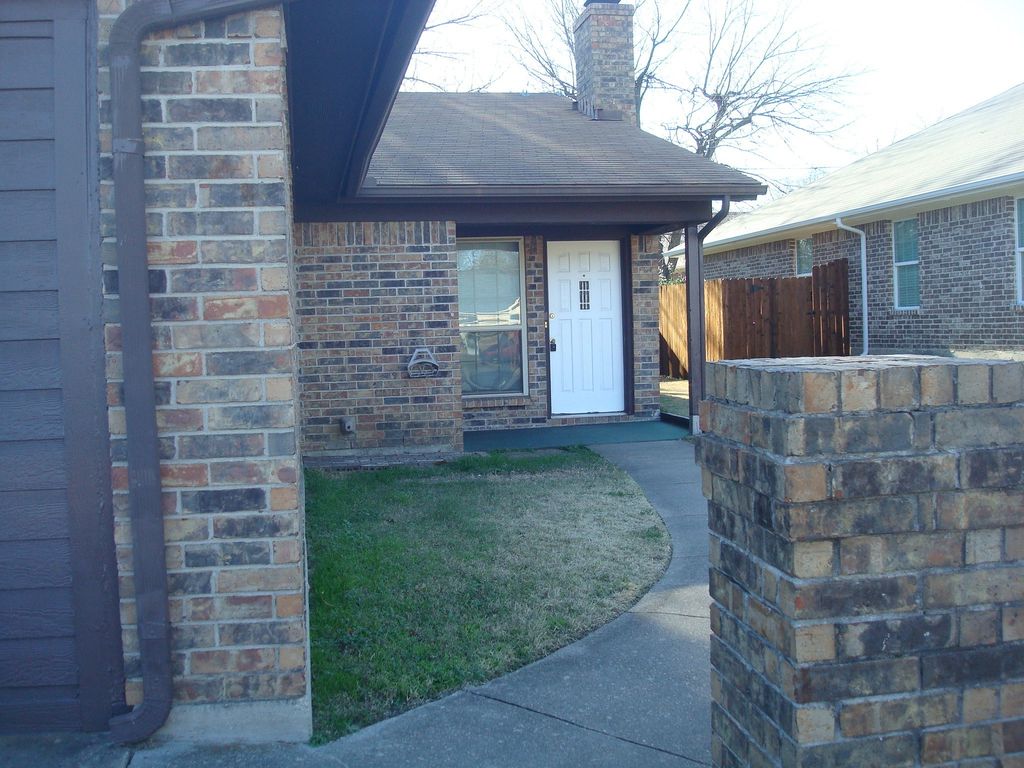 613 RENFRO Street E, Burleson, TX 76028