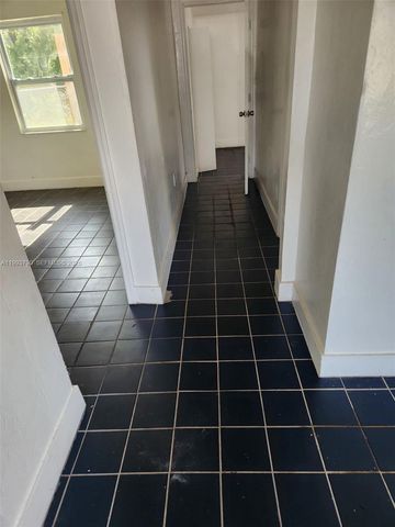 10 NW 28th Way, Fort Lauderdale, FL 33311