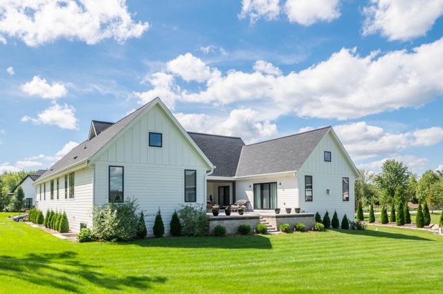 W274S3754 Legend Clubs COURT, Waukesha, WI 53189