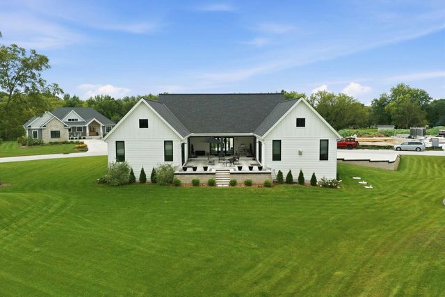 W274S3754 Legend Clubs COURT, Waukesha, WI 53189