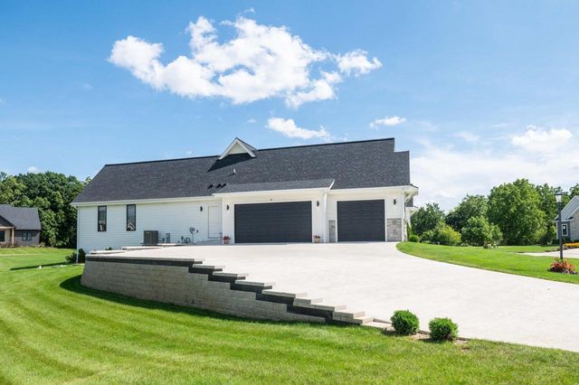 W274S3754 Legend Clubs COURT, Waukesha, WI 53189