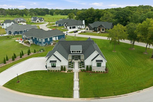 W274S3754 Legend Clubs COURT, Waukesha, WI 53189