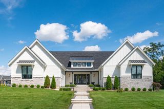W274S3754 Legend Clubs COURT, Waukesha, WI 53189