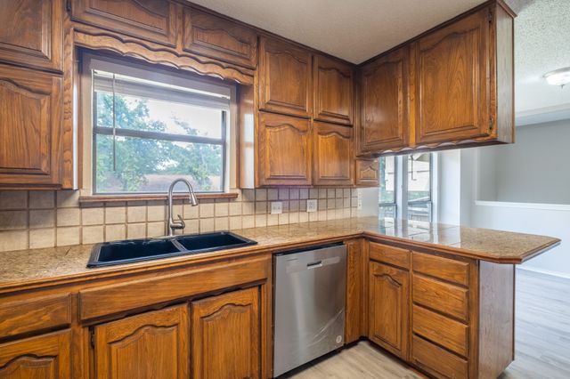 2822 Ridgewood Drive, Grapevine, TX 76051