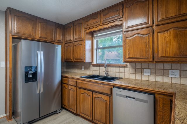 2822 Ridgewood Drive, Grapevine, TX 76051