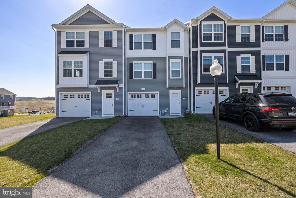 914 SETTING SUN LN, Chambersburg, PA 17201