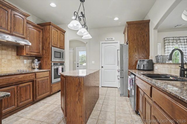 24253 E 145th Street S, Coweta, OK 74429