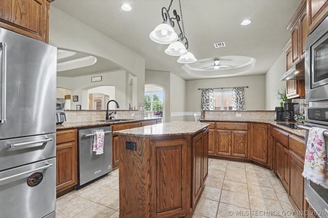 24253 E 145th Street S, Coweta, OK 74429