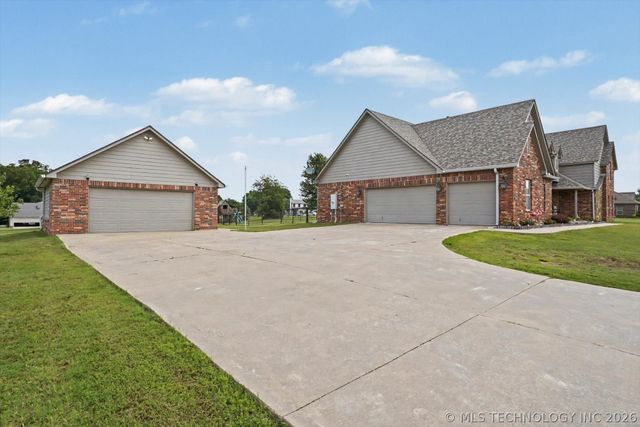 24253 E 145th Street S, Coweta, OK 74429