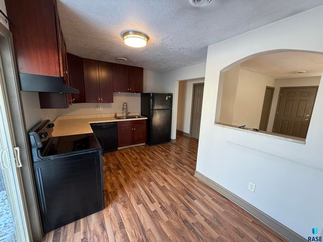 3008 E 21st St Street, Sioux Falls, SD 57103