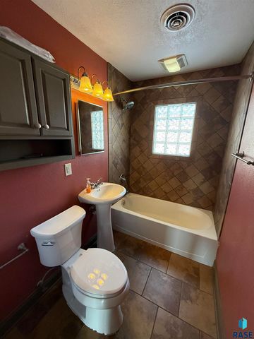 3008 E 21st St Street, Sioux Falls, SD 57103