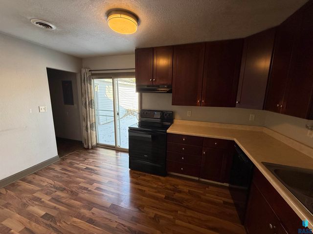 3008 E 21st St Street, Sioux Falls, SD 57103