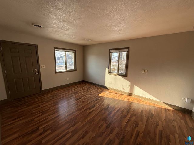 3008 E 21st St Street, Sioux Falls, SD 57103