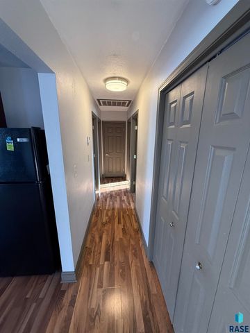 3008 E 21st St Street, Sioux Falls, SD 57103