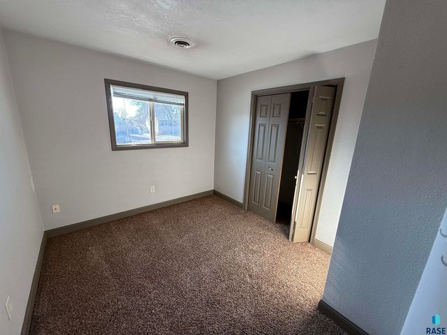 3008 E 21st St Street, Sioux Falls, SD 57103