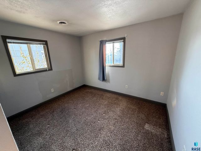 3008 E 21st St Street, Sioux Falls, SD 57103