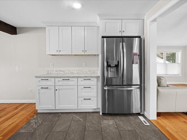 17 Swallow Street, Teaticket, MA 02536