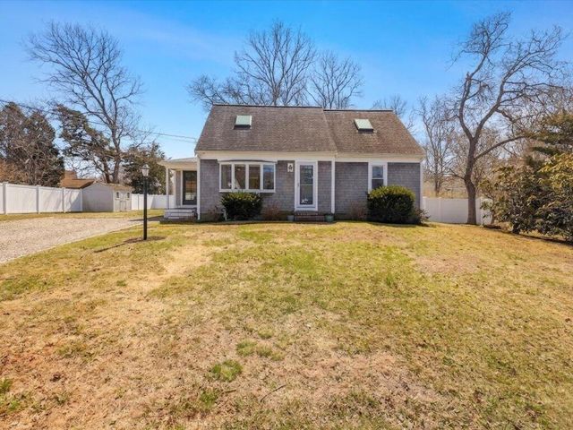 17 Swallow Street, Teaticket, MA 02536