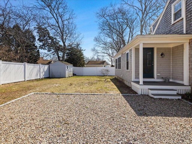 17 Swallow Street, Teaticket, MA 02536