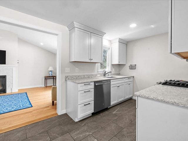 17 Swallow Street, Teaticket, MA 02536