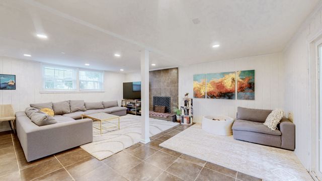 605 Des Moines Dr, Hermitage, TN 37076