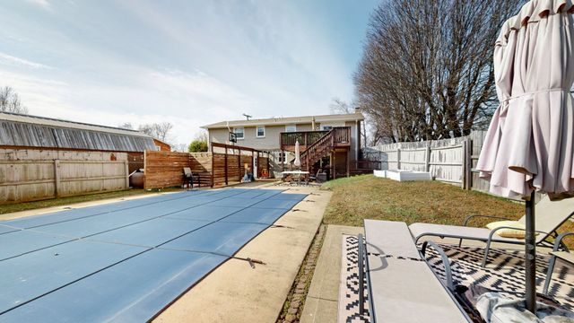 605 Des Moines Dr, Hermitage, TN 37076