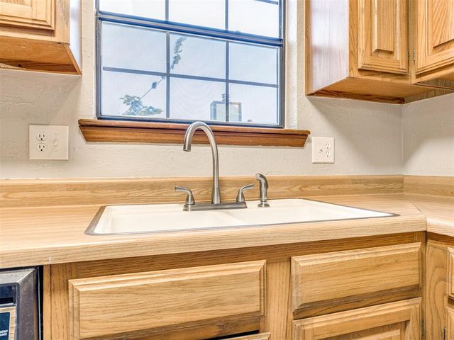 728 Rockridge Circle, Edmond, OK 73034