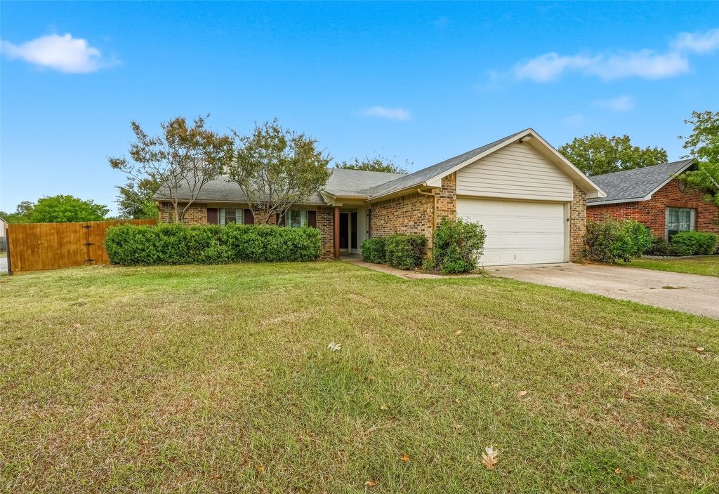 6909 Greenspring Drive, Arlington, TX 76016