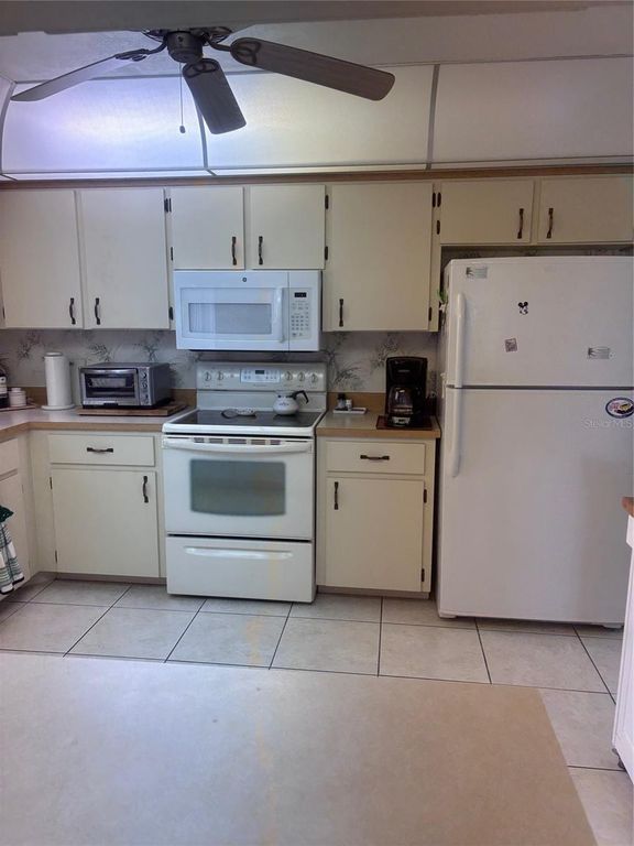 Image 14 of property listing at 31 LAKE FAIRGREEN CIRCLE, New Smyrna Beach, FL 32168