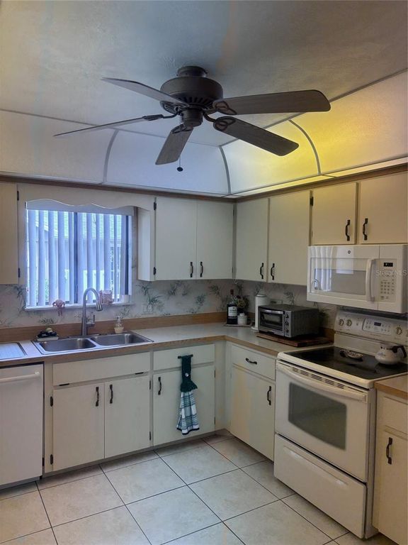 Image 15 of property listing at 31 LAKE FAIRGREEN CIRCLE, New Smyrna Beach, FL 32168