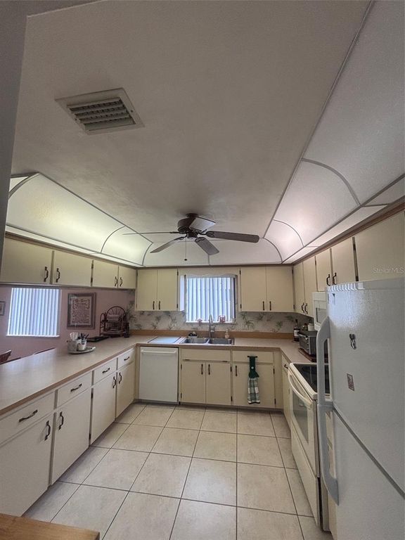 Image 16 of property listing at 31 LAKE FAIRGREEN CIRCLE, New Smyrna Beach, FL 32168