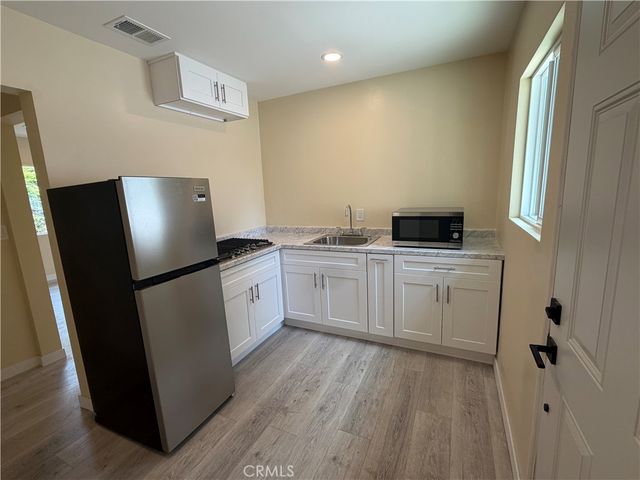 7912 White Oak Avenue B, Northridge, CA 91325