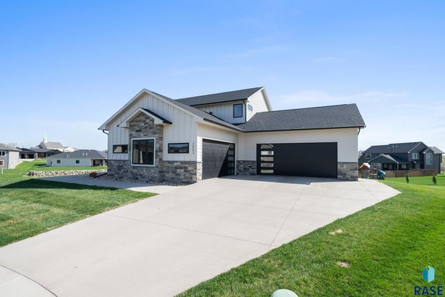2002 S Meadowview Cir Circle, Sioux Falls, SD 57110