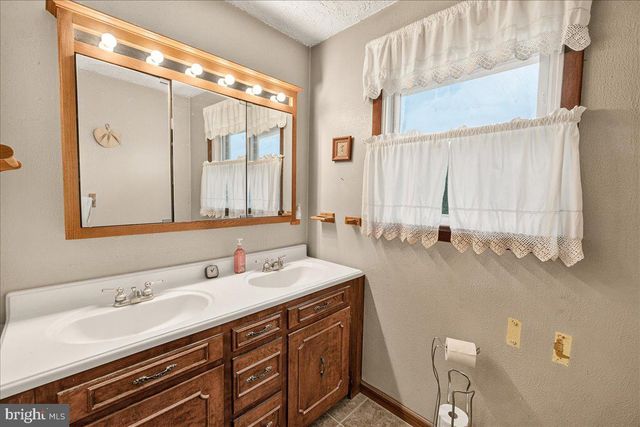 1752 ROHRERSVILLE RD, Knoxville, MD 21758