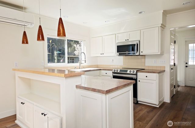 1074 Village Loop, Langley, WA 98260