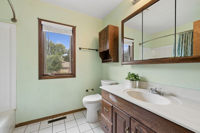 7239 Great Hill Road, Crystal Lake, IL 60012