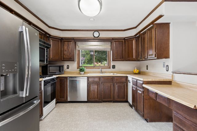 7239 Great Hill Road, Crystal Lake, IL 60012